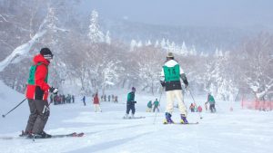 スキーを楽しむ人たち